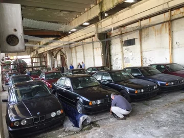11 fabrycznie nowych BMW, które stały w garażu przez 25 lat 