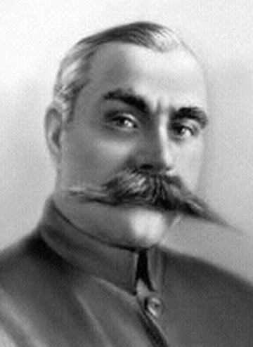Siergiej Kamieniew W latach 1919-1924 naczelny dowódca Armii Czerwonej, podlegał jedynie pod komisarza wojskowego z Biura Politycznego – czyli Lwa Trockiego. Przed rewolucją bolszewicką zawodowy oficer sztabowy armii carskiej. Po swojej śmierci w 1936 r. skazany na swoistą infamię, za rzekomy udział w spisku przeciwko sowieckiej władzy.