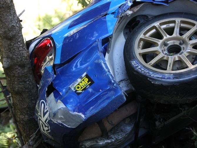 Subaru Impreza WRC polskiej załogi wypadło z zakrętu, zsunęło się ze skarpy i zatrzymało na drzewach (fot. PAP/Grzegorz Momot)