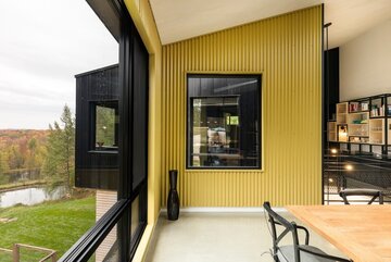 Drewniany dom architekta Laurenta Gueza &ndash; tak wyglądają wnętrza!
