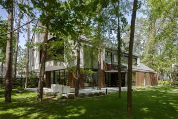 Dom Przenikający autorstwa Exterio Architektura to przykład nowoczesnej architektury, w której światło, natura i starannie zaprojektowana przestrzeń tworzą harmonijną całość 