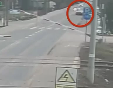 Miniatura: Jechał slalomem przez przejazd kolejowy....
