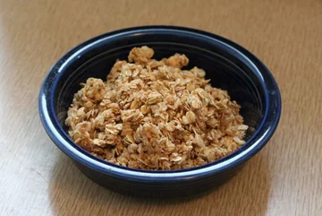 Podobnie jak w przypadku musli, granola zawiera duże ilości cukru, fot. "Granola03242006.JPG", David Corby, Wikimedia Commons, CC BY-SA 3.0