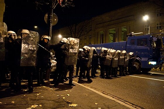 Plac na Rozdrożu - tu policja miała pełne ręce roboty (fot. Jakub Czermiński)