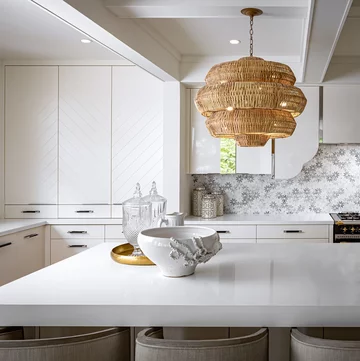 Biała kuchnia, projekt Cameo Kitchens x Lori Morris 