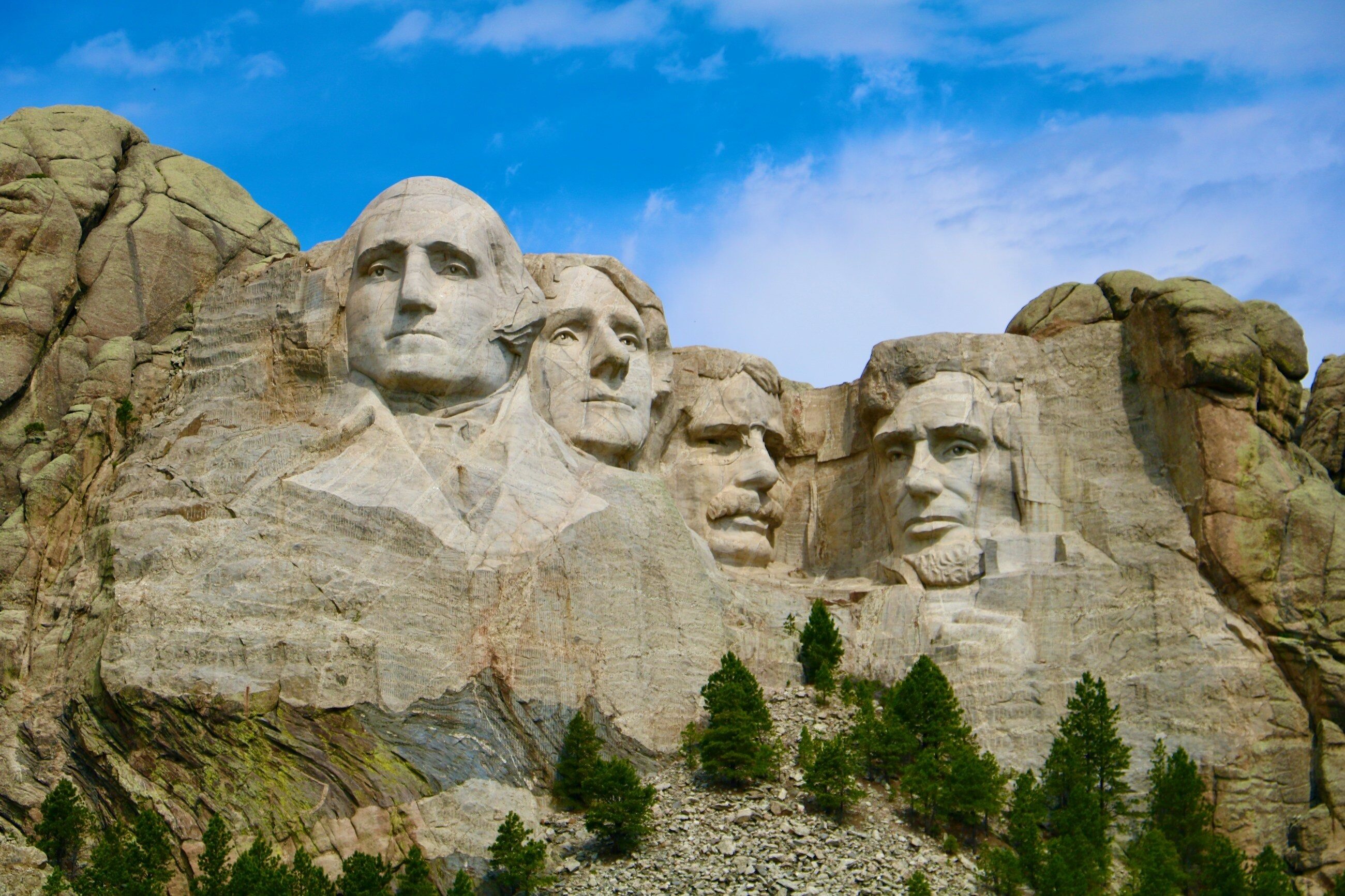 Kogo przedstawiają wykute w skałach góry Rushmore postaci?