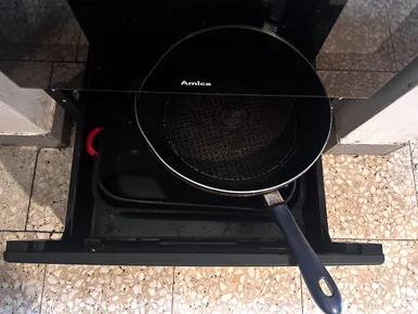 Miniatura: Większość trzyma tam patelnie i blachy. A...