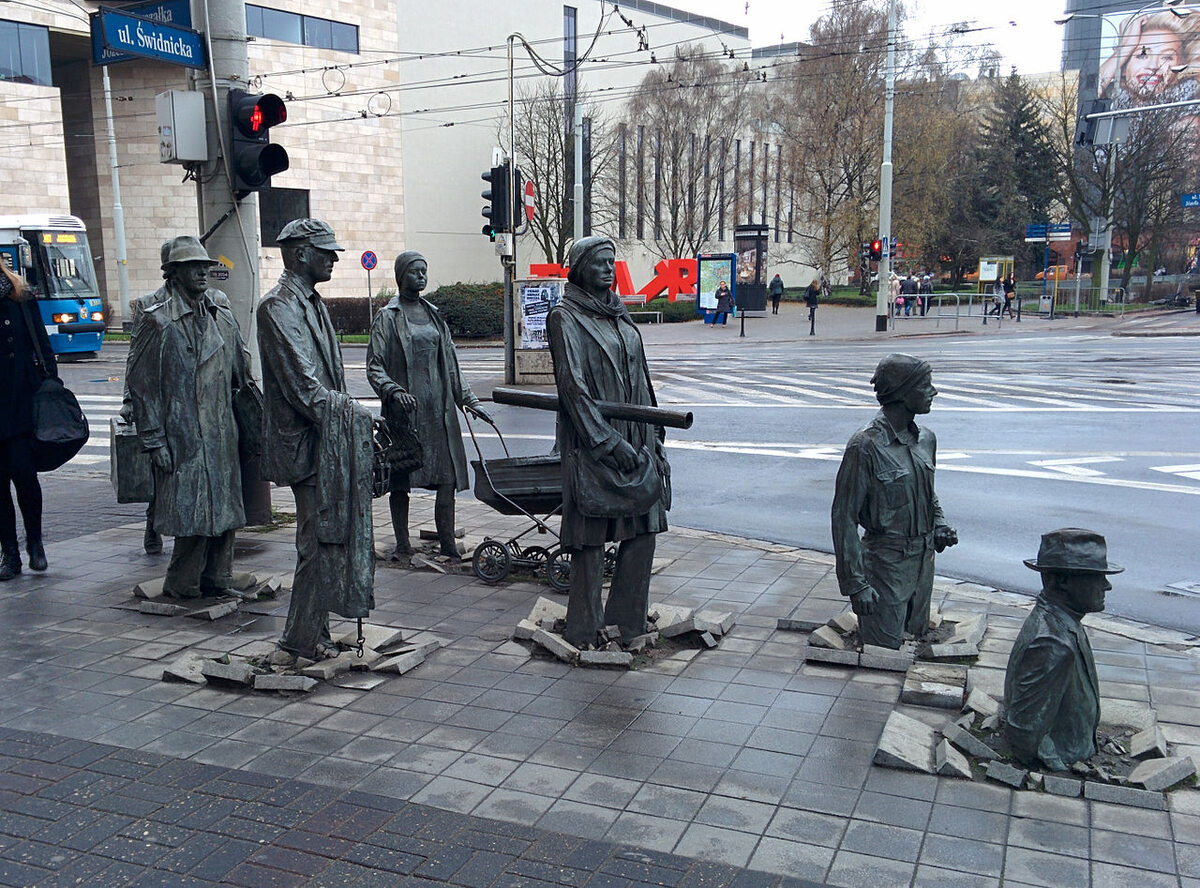 Pomnik Anonimowego Przechodnia we Wrocławiu Pomnik projektu Jerzego Kaliny przedstawia czternaście odlanych z brązu postaci, stojących po obu stronach ulicy Świdnickiej, w miejscu, w którym krzyżuje się ona z Piłsudskiego.