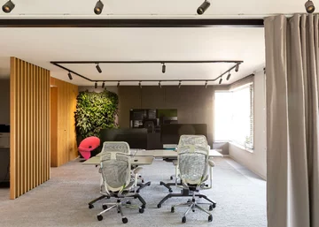 Biophilic design w przestrzeni biurowej – naturalne materiały, roślinność i światło dzienne tworzą środowisko sprzyjające koncentracji, dobrostanowi i komfortowi pracy, projekt: SAAN 