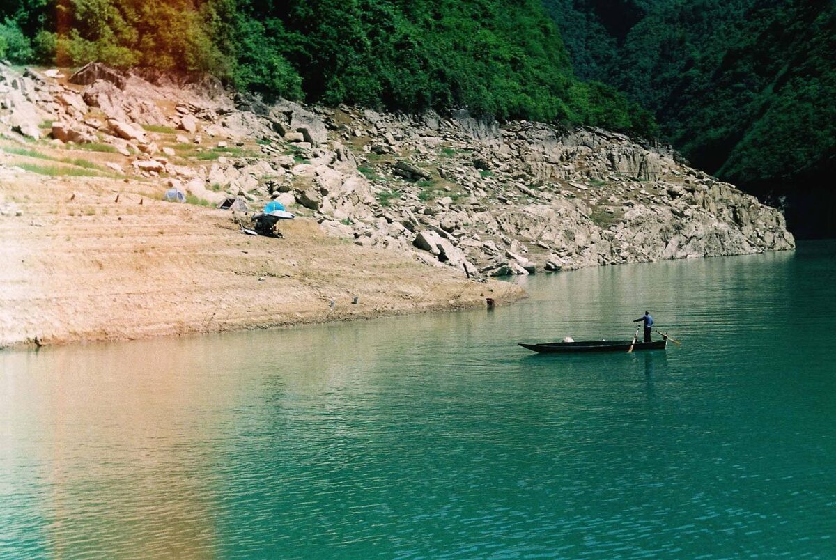 Człowiek łowiący ryby w rzece Furong (fot. Kinga Pawlukiewicz)