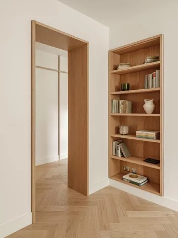 Naturalny dąb, monumentalny trawertyn i ukryte przejścia. Londyńskie mieszkanie zachwyca konsekwencją w każdym detalu, projekt NENMAR 