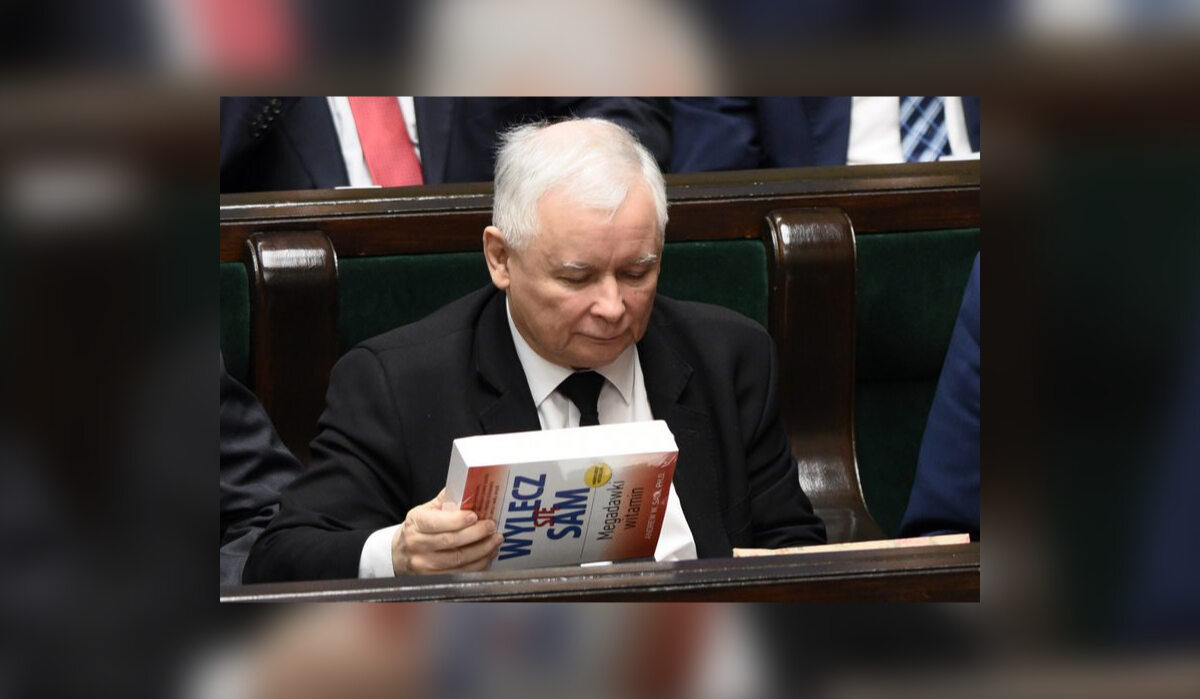 Jarosław Kaczyński w Sejmie z książką "Wylecz się sam" 