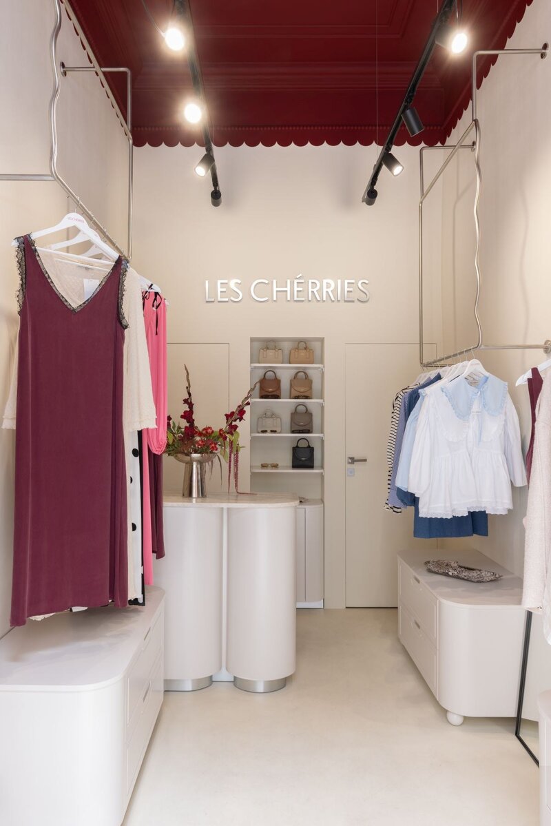 Minimalizm z&nbsp;nutą romantyzmu. Projekt wnętrz butiku Les Cherries
autorstwa WZ Studio