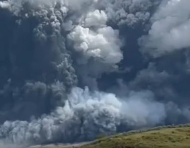 Miniatura: Erupcja wulkanu Aso w Japonii. Pył...