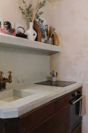 Śródziemnomorski klimat w pochmurnym Londynie, projekt Red Deer downloadfor.press, red deer