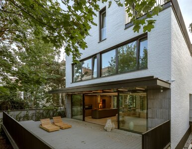 Miniatura: Nowoczesny dom na wąskiej działce w modnej...