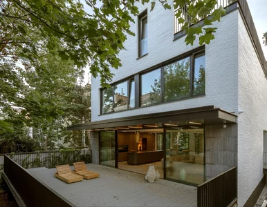 Miniatura: Nowoczesny dom na wąskiej działce w modnej...