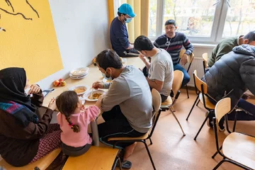 Irakijczyk Sabah i jego rodzina w Eisenhüttenstadt Irakijczyk Sabah, jego żona i dzieci w pomieszczeniach socjalnych w Eisenhüttenstadt
