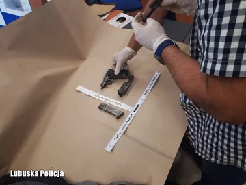 38-letni sprawca wybił dziurę w ścianie 