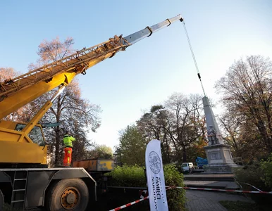 Miniatura: Zburzono cztery pomniki ku chwale Armii...