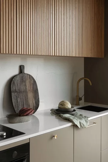 Małe mieszkanie z białą kuchnią i granatowym sufitem, projekt: Decoroom 