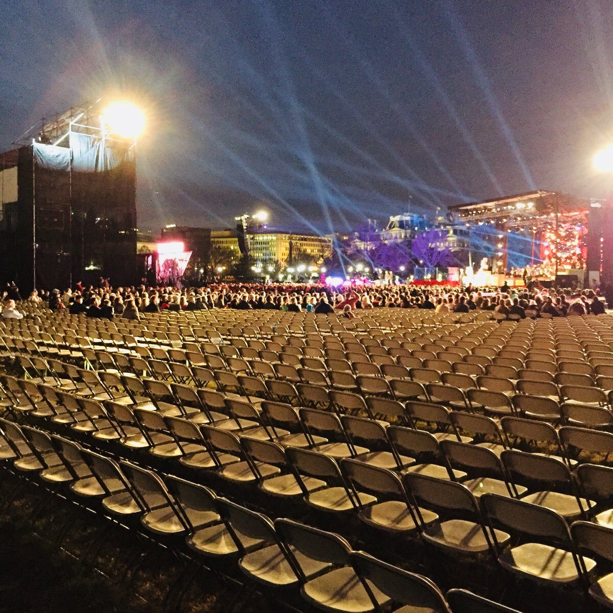 Puste krzesełka podczas świątecznego koncertu za czasów Trumpa 