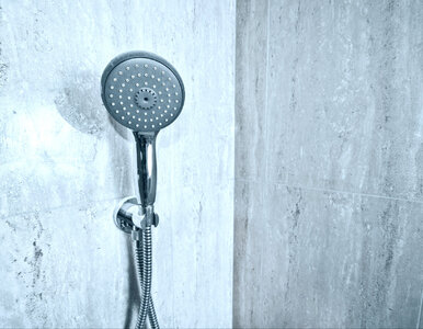 Miniatura: Prysznic ledwo ciurka? Ten domowy trik...