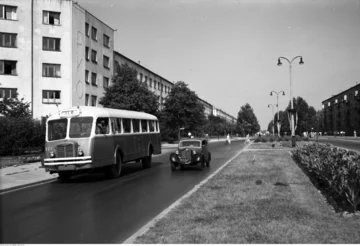 W krajobraz odbudowującej się Warszawy wtopiły się autobusy...