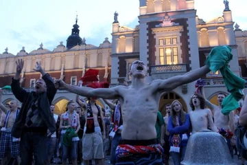 7)	Wrocławianie w Krakowie czuli się jak w domu. Po bramce Roka Elsnera cały rynek oszalał z radości, fot. PAP/Jacek Bednarczyk