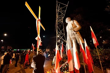 Pomnik Romana Dmowskiego - cel uczestników "Marszu Niepodległości" (fot. Jakub Czermiński)