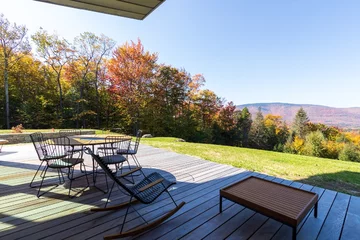 The Berghaus Hunter w Catskills łączy naturalne drewno, modernistyczne wyposażenie i duże przeszklenia otwierające wnętrze na górski krajobraz 