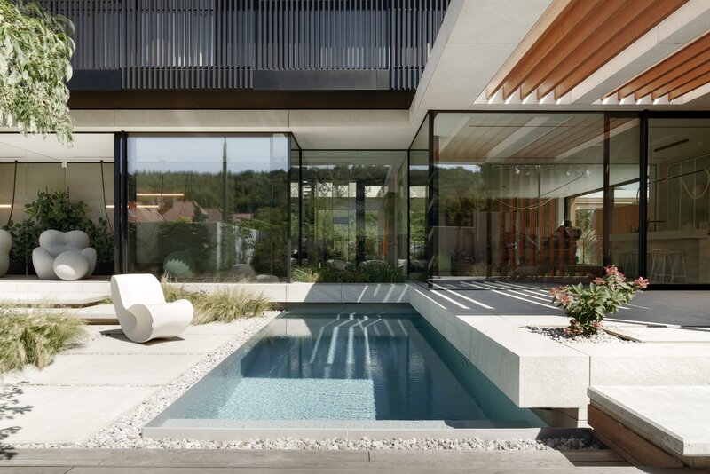 Inside Out Villa, dom jednorodzinny autorstwa pracowni MOKAA &ndash; dom, kt&oacute;ry otwiera się na&nbsp;ogr&oacute;d i&nbsp;redefiniuje wsp&oacute;łczesny komfort życia