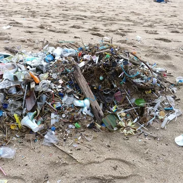 Śmieci na plaży na Bali 