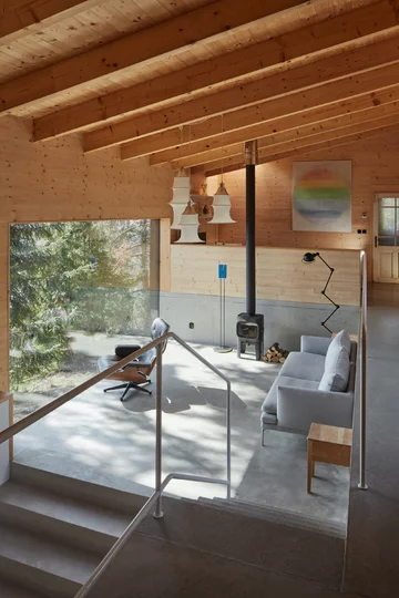 Przytulne wnętrza skryte za betonową ścianą, projekt Mjölk architekti Linka, Mjolk