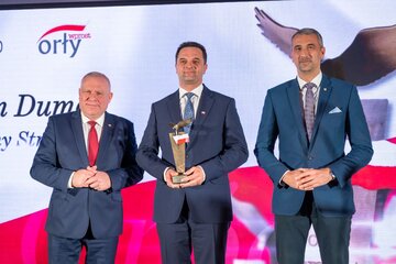 Szymon Duman (pośrodku) oraz&nbsp;wręczający nagrodę: Marek Pęk, Wicemarszałek Senatu oraz&nbsp;Ryszard Pagacz, Wicewojewoda Małopolski