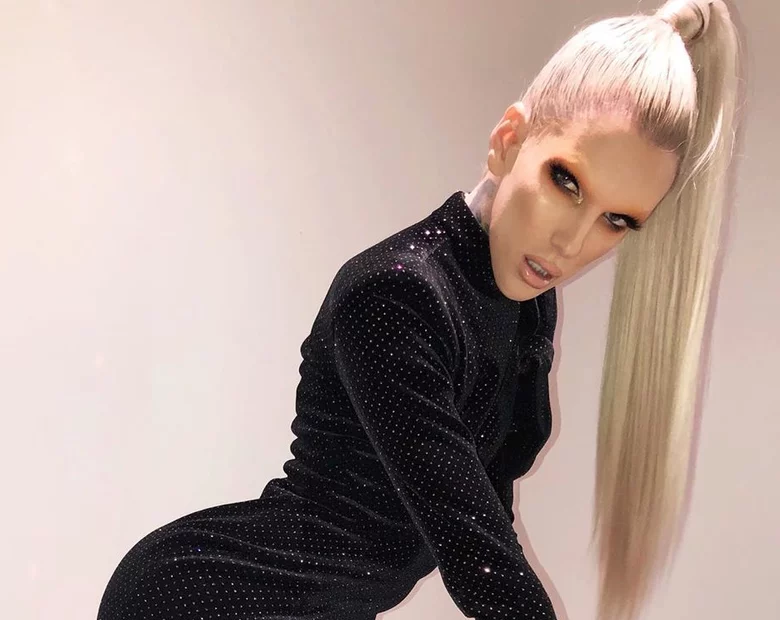 Miniatura: Makijażysta Jeffree Star eksperymentuje z...