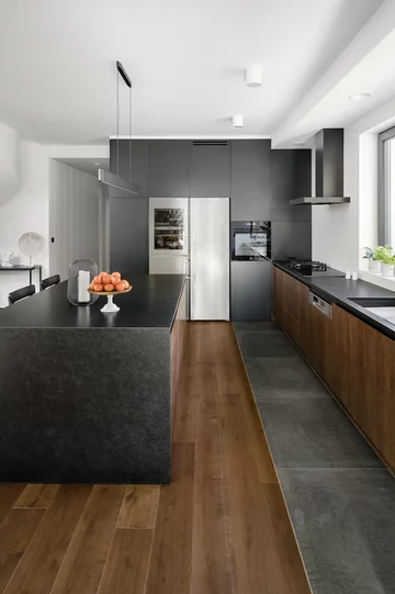 Aranżacja nowoczesnego wnętrza z dużymi przeszkleniami, proj. MIŚKIEWICZ design 