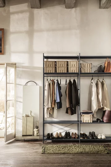 Aranżacja przedpokoju z wykorzystaniem mebli Ferm Living 