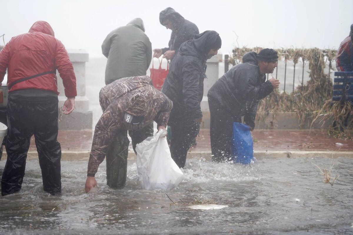 Mieszkańcy Malty zbierają ryby na ulicy 