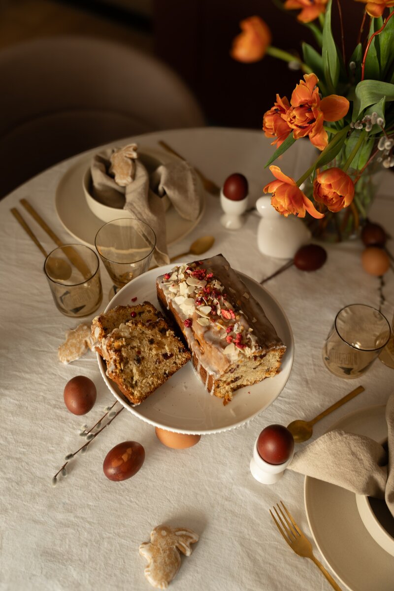 Naturalne materiały, ciepłe kolory i&nbsp;swobodne detale tworzą wielkanocną aranżację bez presji &ndash; stylową, przytulną i&nbsp;bliską naturze