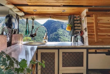 Bus przerobiony na mieszkanie 