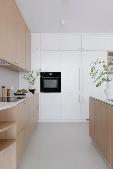 Projekt MIKOŁAJSKAstudio pokazuje, że styl japandi to nie tylko estetyka, ale przede wszystkim świadomie zaprojektowana przestrzeń sprzyjająca codziennemu komfortowi i wyciszeniu 