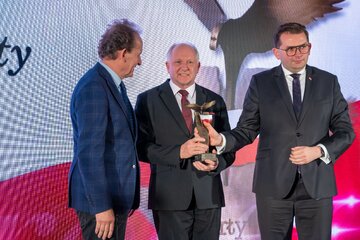 Augustyn Ormanty (pośrodku), oraz&nbsp;wręczający nagrodę: Wojewoda małopolski Łukasz Kmita (z prawej) i&nbsp;prof. Włodzimierz Bernacki Sekretarz Stanu, Pełnomocnik Rządu ds. monitorowania wdrażania reformy szkolnictwa wyższego i&nbsp;nauki