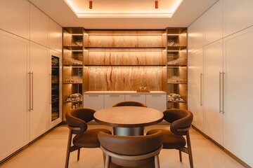 Naturalny kwarcyt Nacarado, czeczota i&nbsp;bejcowany dąb definiują charakter domu w&nbsp;Poznaniu zaprojektowanego przez Monikę Sosnowską-Nicer z&nbsp;pracowni Mon Interiors
