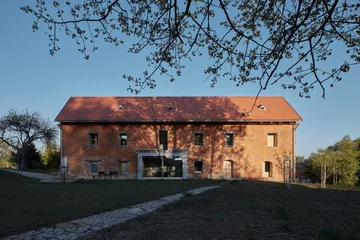 Dom wewnątrz zabytkowych ruin, projekt studio ORA Linka, Ora