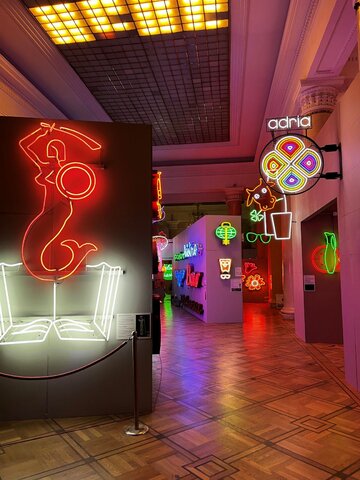 &bdquo;Światła Miasta&rdquo; w&nbsp;Muzeum Neon&oacute;w. Wystawa, kt&oacute;ra przenosi do&nbsp;Warszawy lat 70