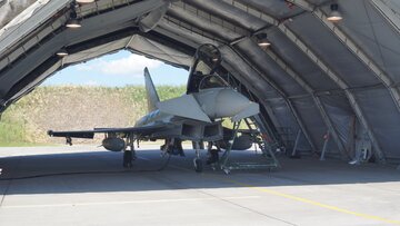 Jeden z włoskich Eurofighter&oacute;w prezentowany dziennikarzom w Malborku