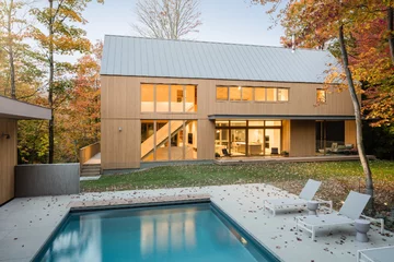 Drewniany dom w górach, projekt Thellend Fortin Architectes 