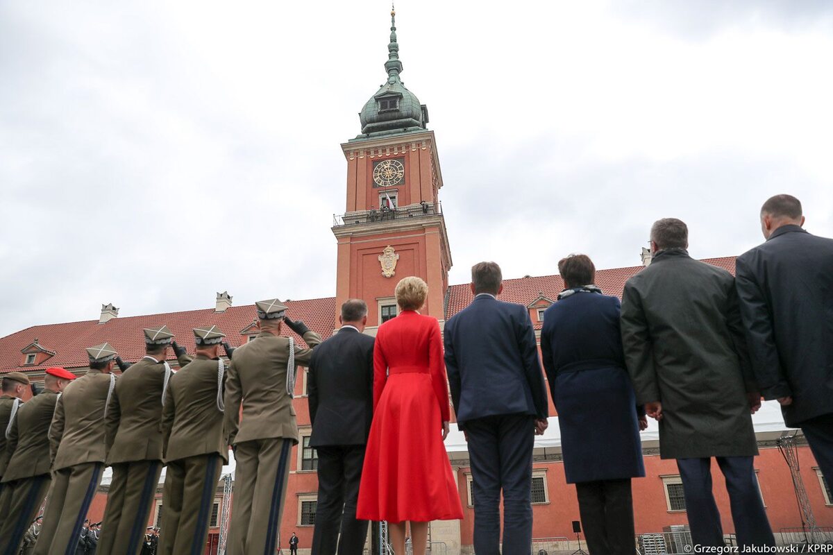 Para Prezydencka na pl. Zamkowym w Warszawie Podniesienie Flagi Państwowej RP na Wieży Zegarowej Zamku Królewskiego.