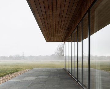 Jesienny i&nbsp;nostalgiczny. Parterowy dom zaprojektowany przez Norm Architects